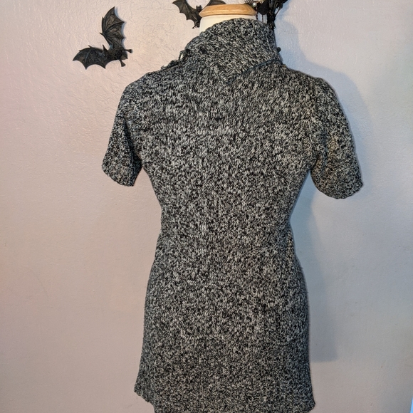 Asymmetrical turtleneck tunic - Picture 2 of 8